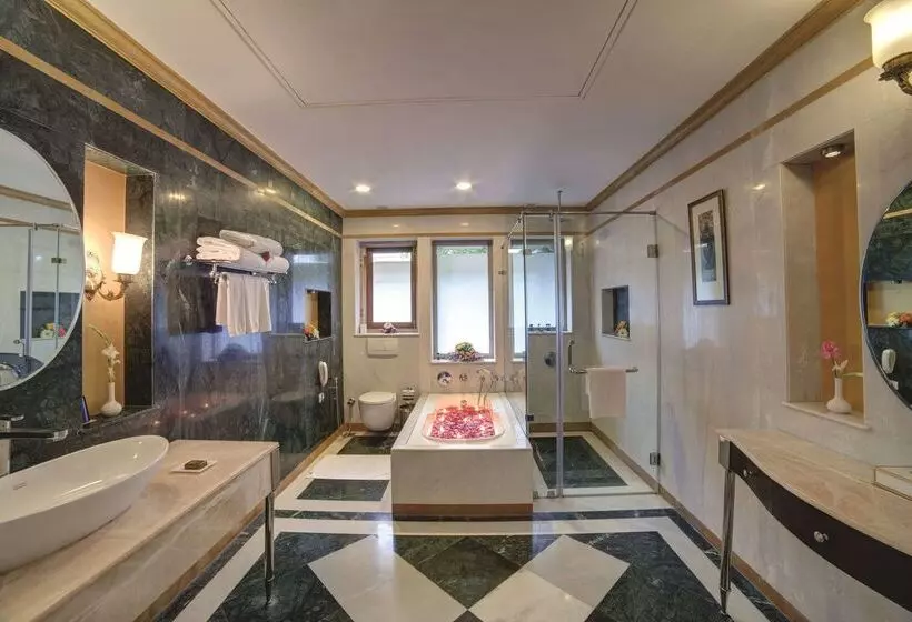 호텔 Ramada by Wyndham Udaipur Resort & Spa