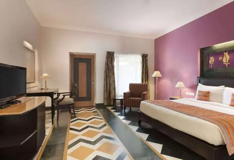 호텔 Ramada by Wyndham Udaipur Resort & Spa