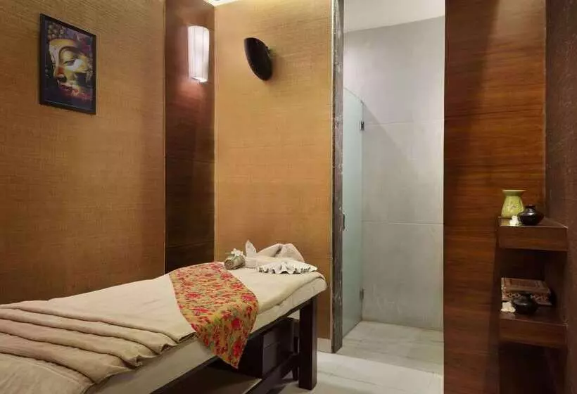 호텔 Ramada by Wyndham Udaipur Resort & Spa