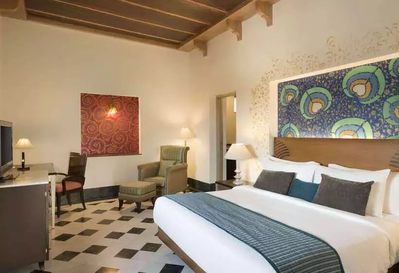 호텔 Ramada by Wyndham Udaipur Resort & Spa