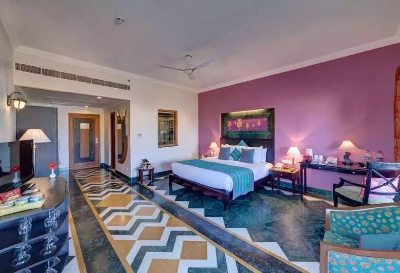 호텔 Ramada by Wyndham Udaipur Resort & Spa