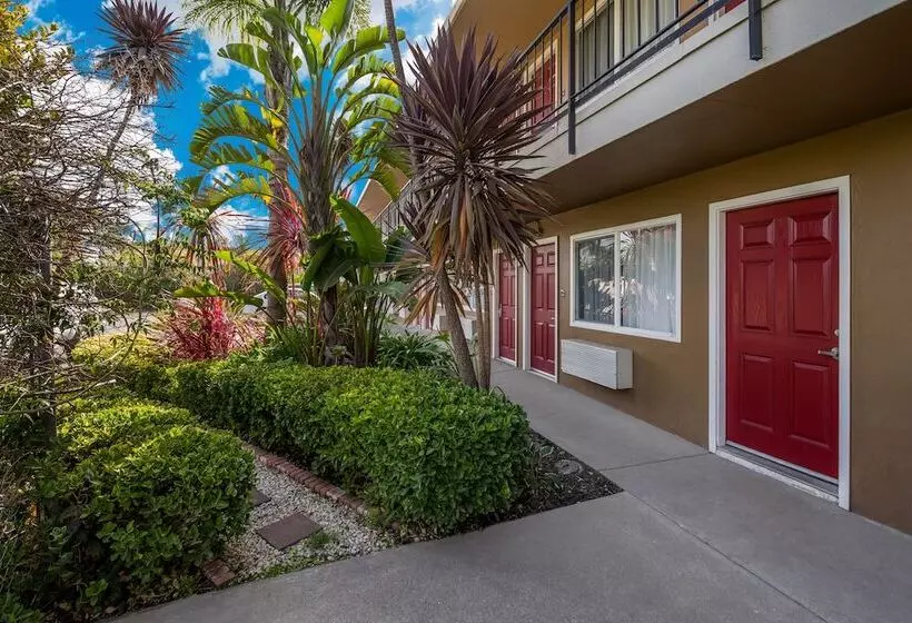 モーテル Bay Breeze Inn