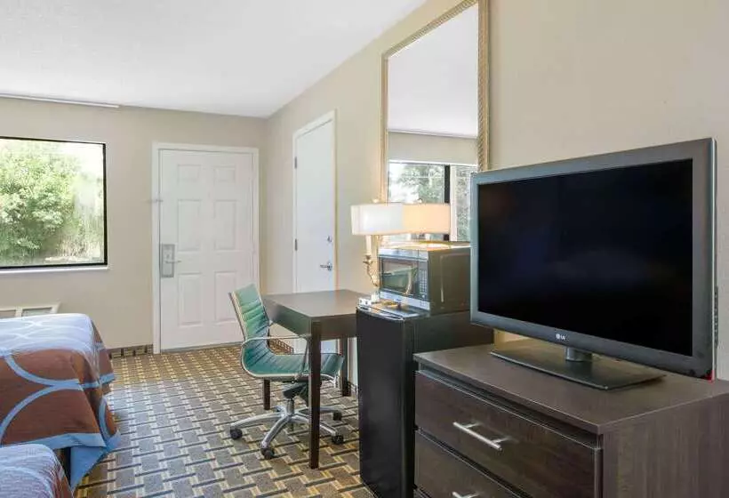 מוטל Super 8 By Wyndham Brinkley