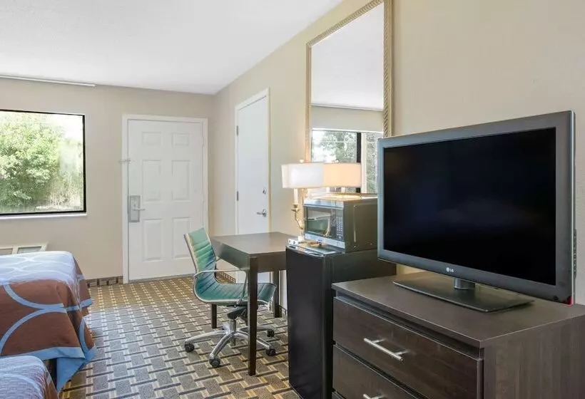 מוטל Super 8 By Wyndham Brinkley