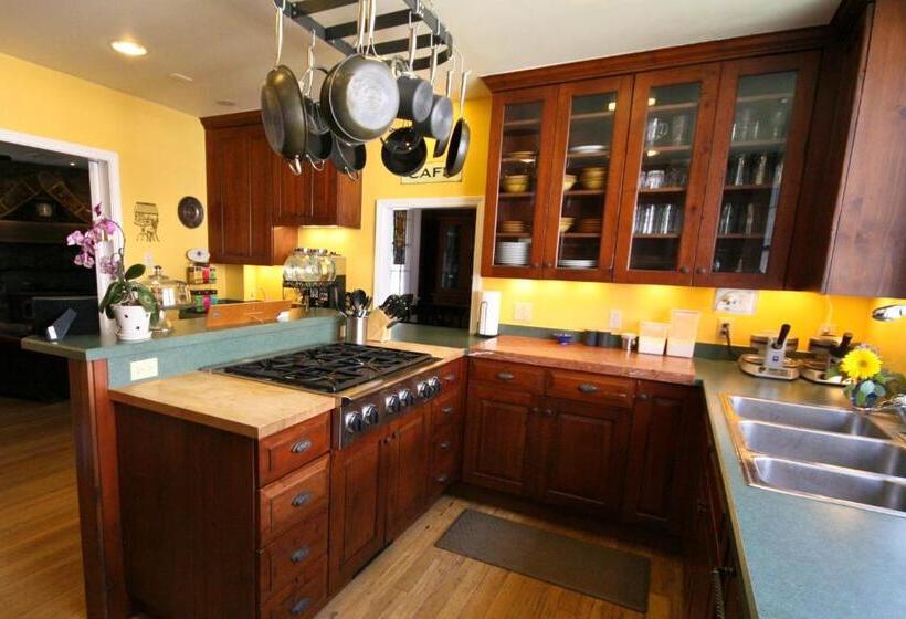 Purple Mountain Bed & Breakfast & Spa