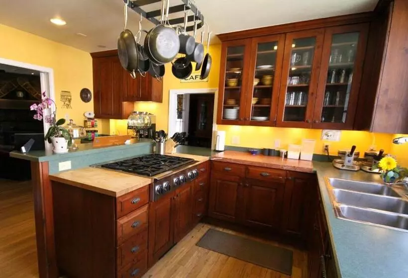 Purple Mountain Bed & Breakfast & Spa