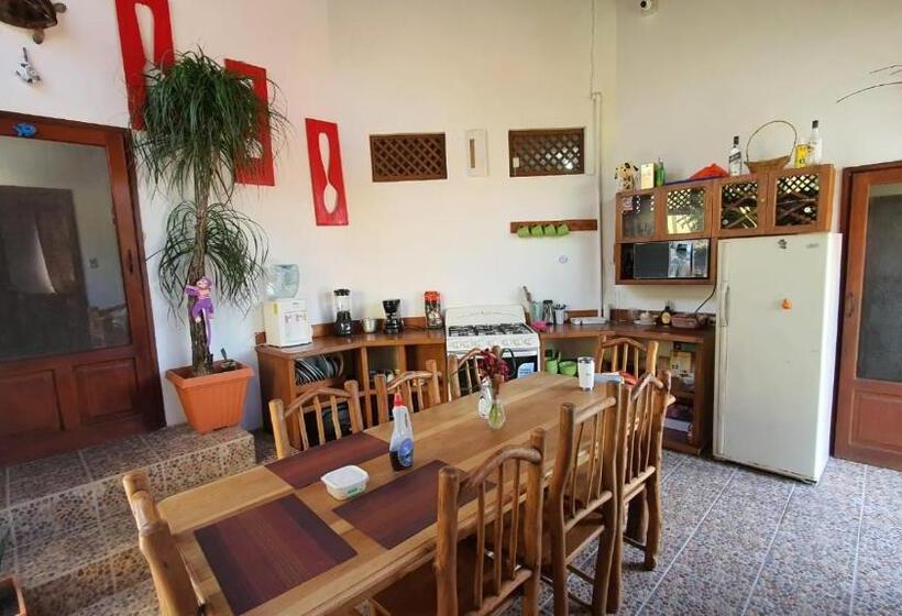 پانسیون Hostal Blood Moon