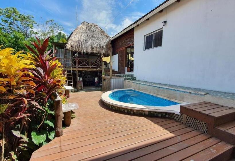 پانسیون Hostal Blood Moon