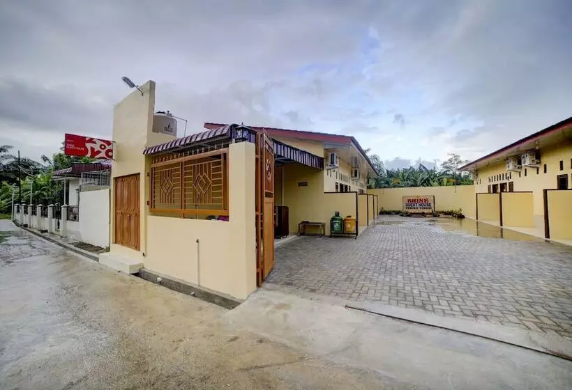 Hotelli Reddoorz At Shine Guest House Tebing Tinggi