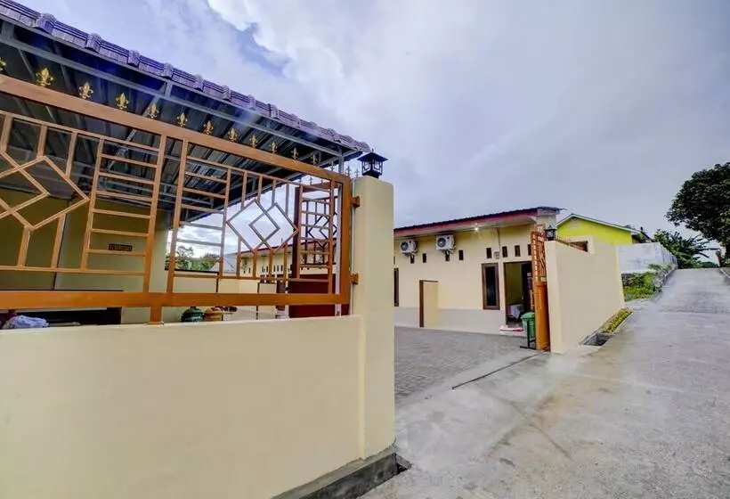 Hotelli Reddoorz At Shine Guest House Tebing Tinggi