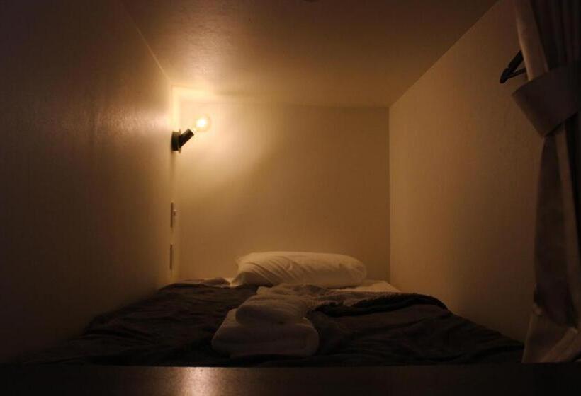 En  Hostel & Café Bar