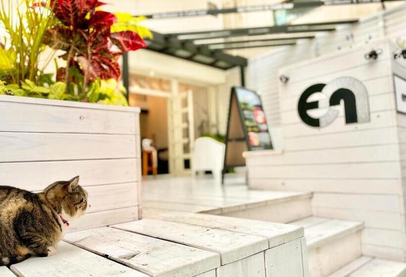 En  Hostel & Café Bar