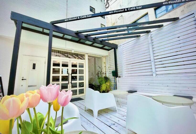 En Hostel & Café Bar