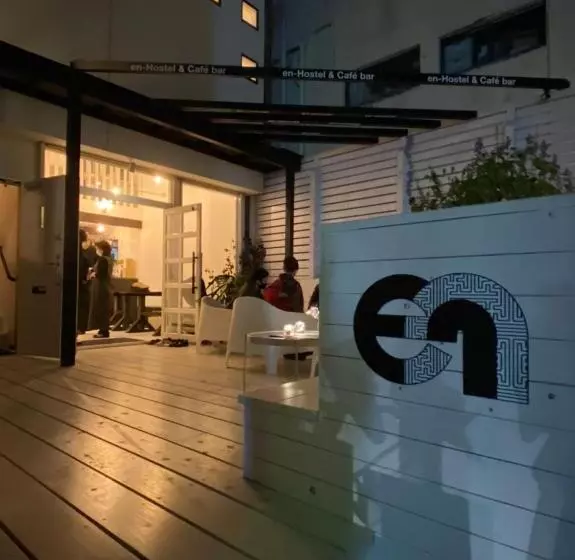 En  Hostel & Café Bar