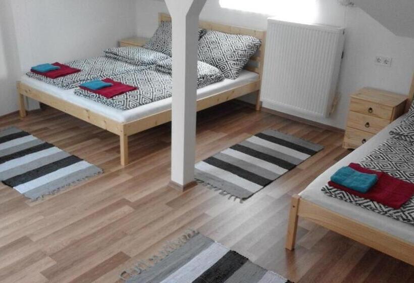 ペンション Pajkos Póni Vendégház