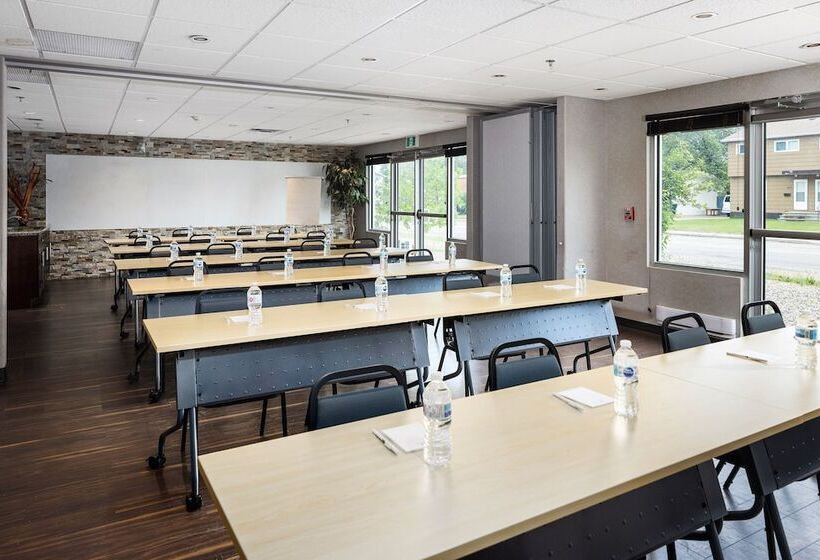 هتل Home Inn & Suites Yorkton