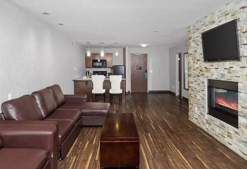 Отель Home Inn & Suites Yorkton