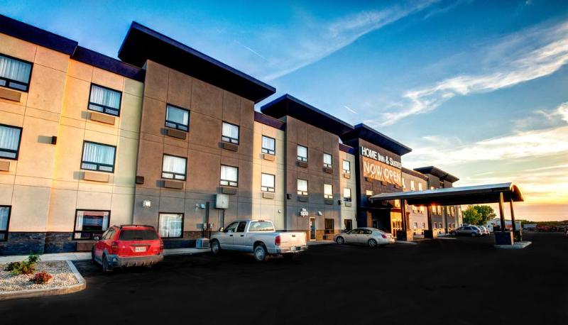 هتل Home Inn & Suites Yorkton