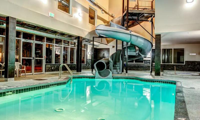 هتل Home Inn & Suites Yorkton