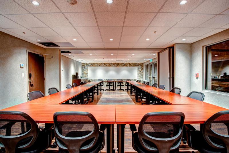 هتل Home Inn & Suites Yorkton