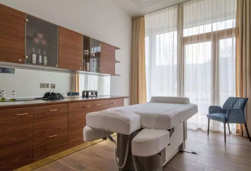 Hotelli Schlosspark Mauerbach   Adults Only