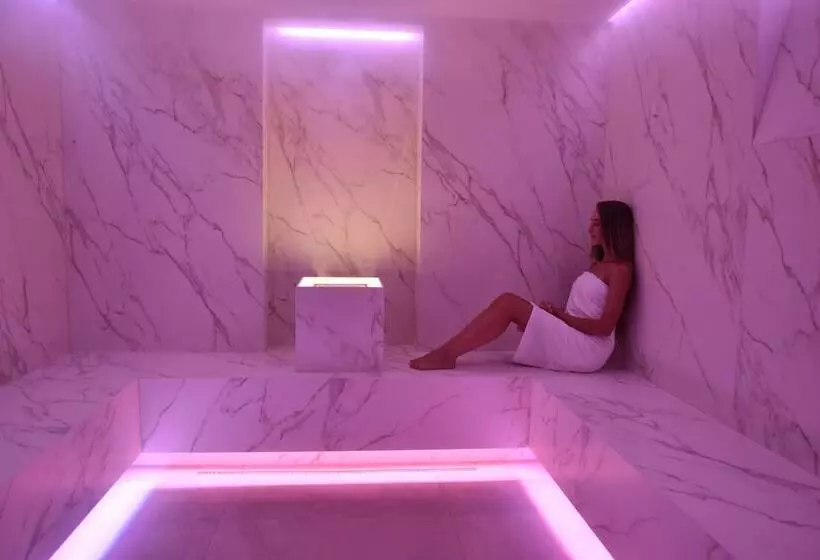 Hotelli Schlosspark Mauerbach   Adults Only