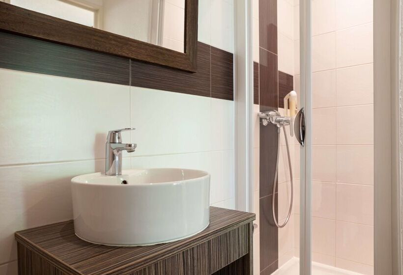 Отель The Originals City, Hôtel Le Lodge, Bayonne Nord