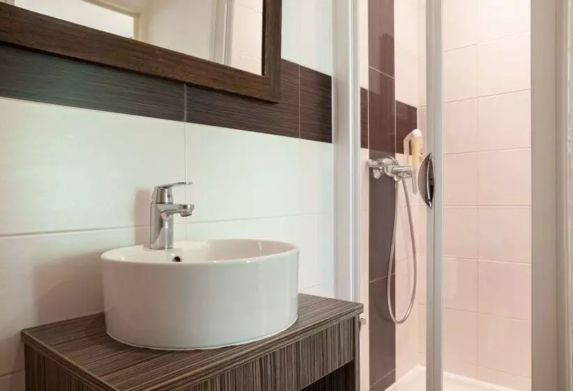 בית מלון כפרי The Originals City, Hôtel Le Lodge, Bayonne Nord