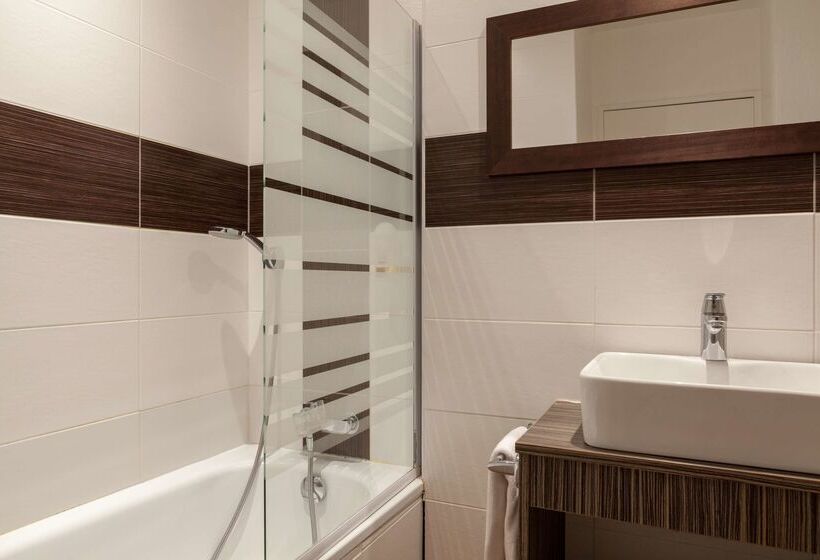 Отель The Originals City, Hôtel Le Lodge, Bayonne Nord