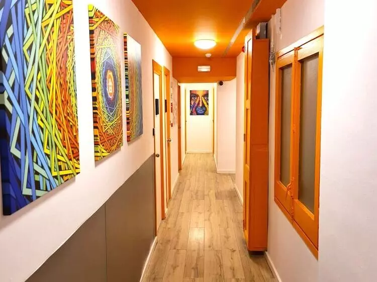 مسافرخانه Arc House Gracia