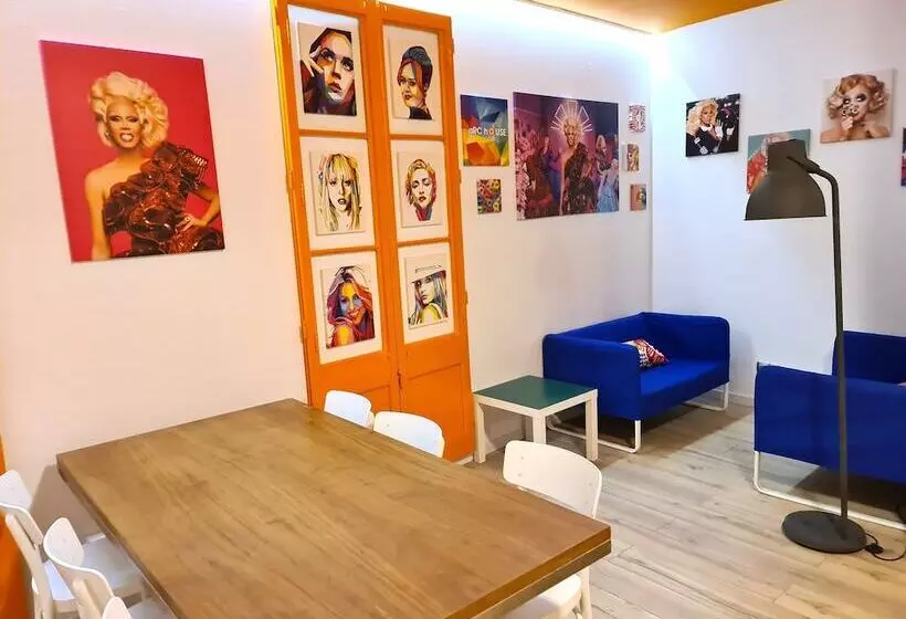 مسافرخانه Arc House Gracia