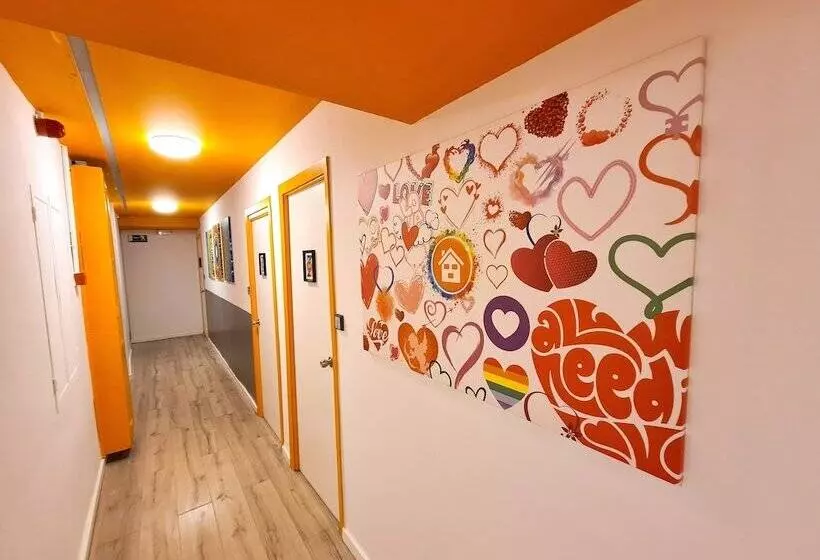 مسافرخانه Arc House Gracia