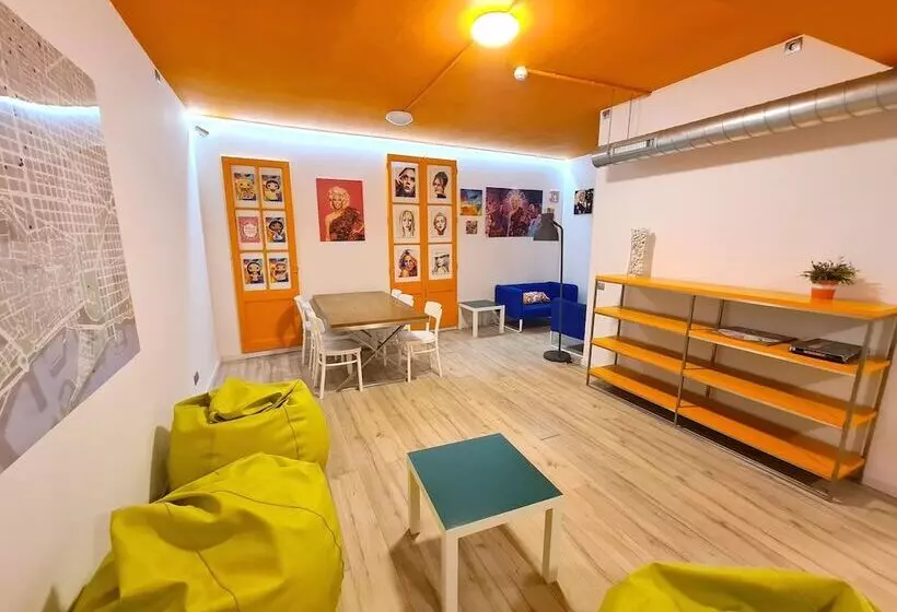 مسافرخانه Arc House Gracia