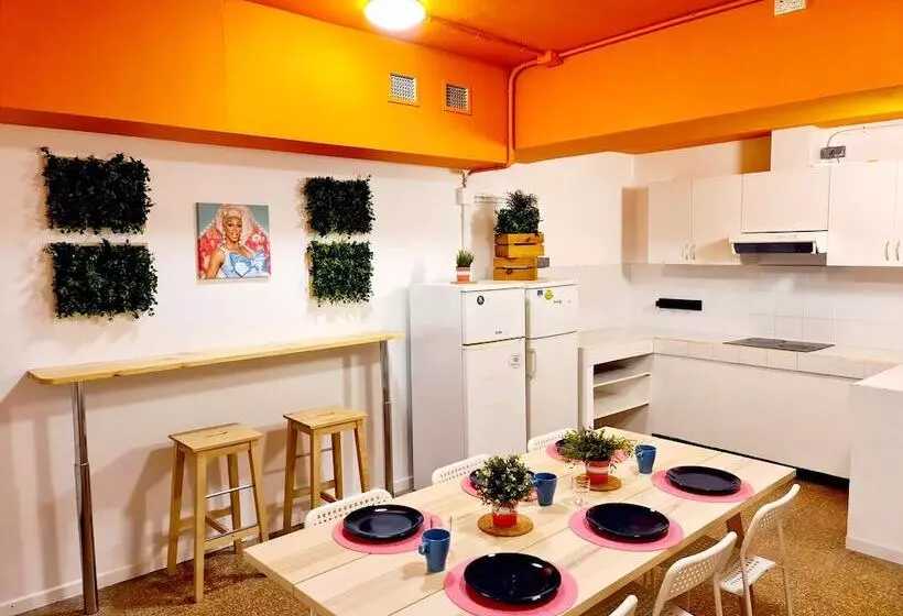 مسافرخانه Arc House Gracia