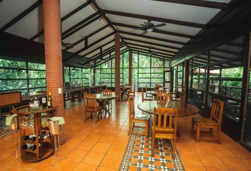 هتل Aninga Lodge