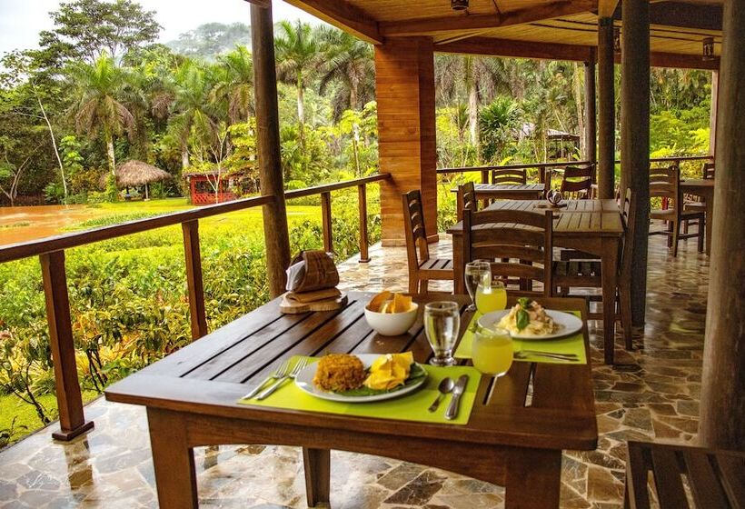 فندق Macaw Lodge