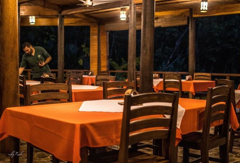 فندق Macaw Lodge