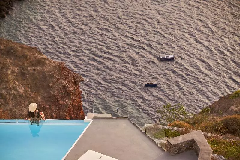 هتل Charisma Suites