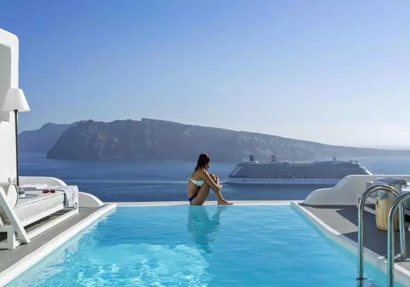 هتل Charisma Suites