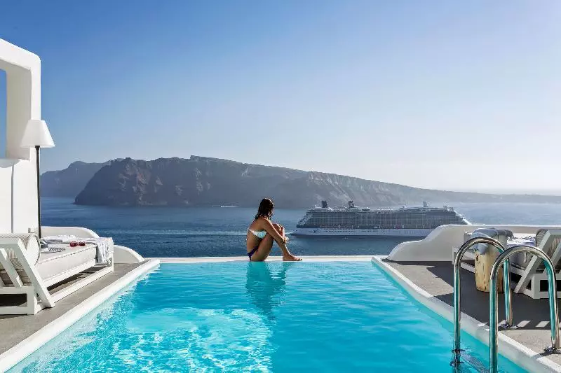 هتل Charisma Suites
