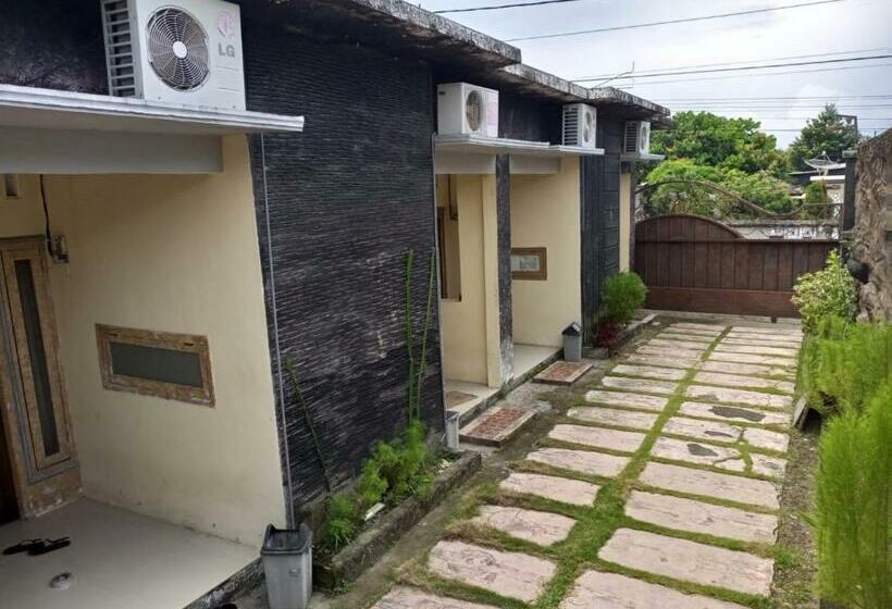 בית מלון כפרי Oyo 90852 Madani Guesthouse