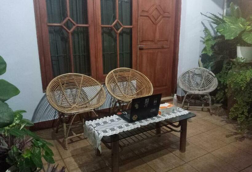 בית מלון כפרי Oyo 90852 Madani Guesthouse