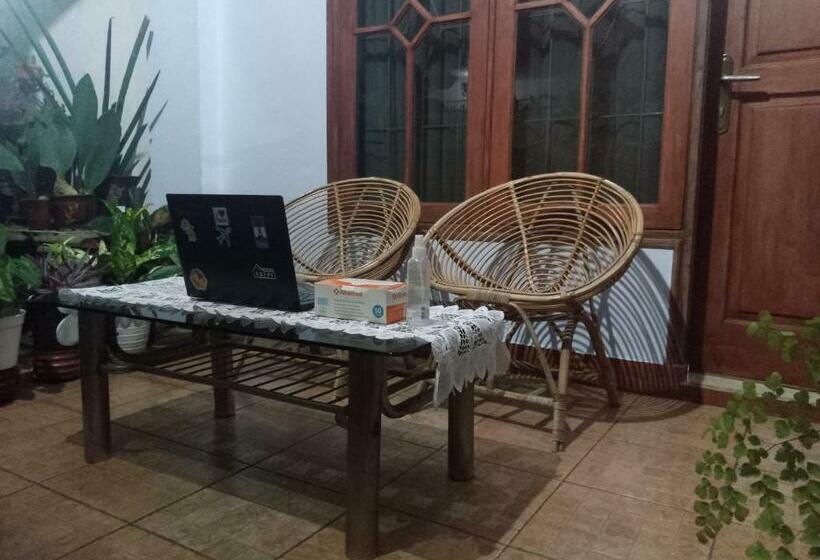 בית מלון כפרי Oyo 90852 Madani Guesthouse