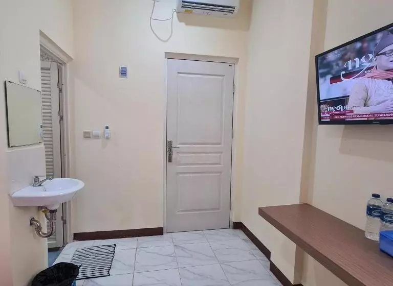 Retkeilymaja Reddoorz Near Tugu Muda Semarang