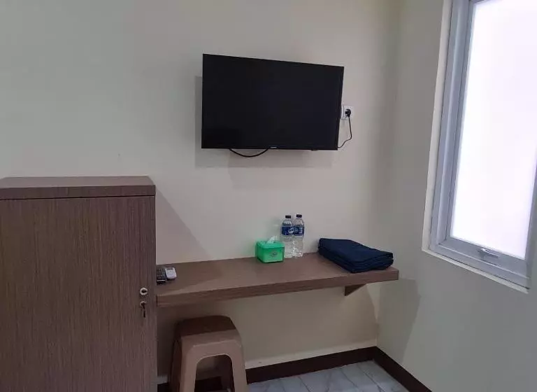 Retkeilymaja Reddoorz Near Tugu Muda Semarang