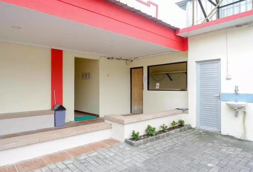 Retkeilymaja Reddoorz Near Tugu Muda Semarang
