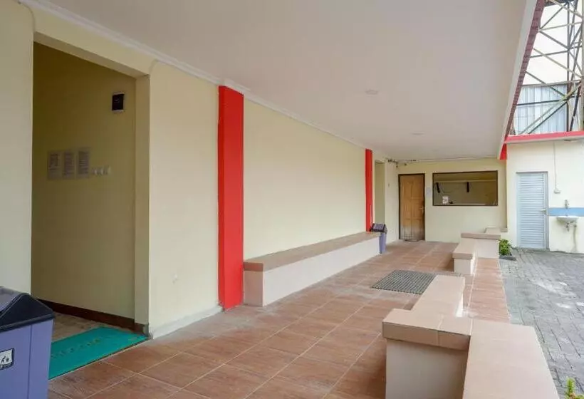Retkeilymaja Reddoorz Near Tugu Muda Semarang