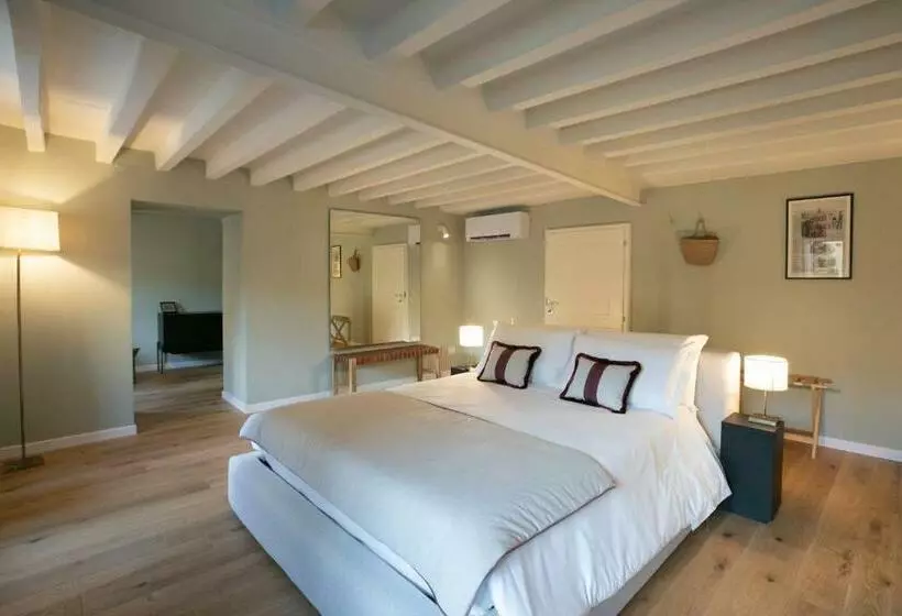 تختخواب و صبحانه Lunaria Suites   Fyodor Dostoyevsky S House