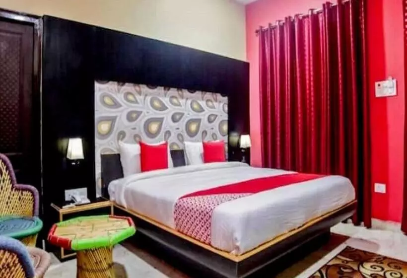 ホテル Pop 84708  Maa Tripura Residency