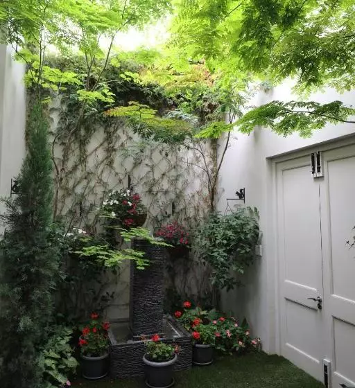 Majatalo Another World   Montagu